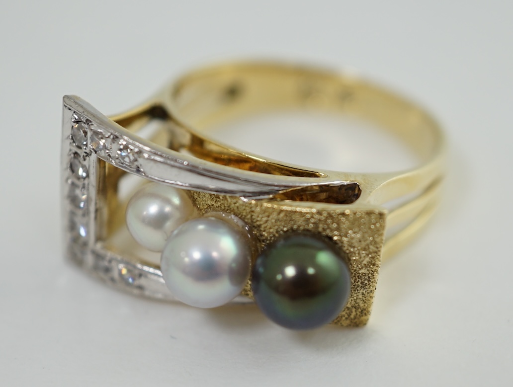 A recent 14k gold, diamond and graduated three colour cultured pearl set dress buckle ring